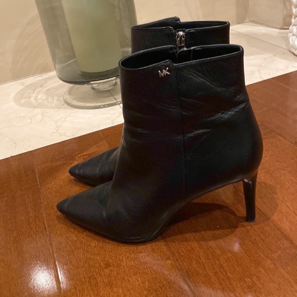 Micheal Kors ankle boot heels in black leather - Picture 4 of 6